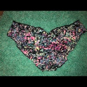 Victoria's Secret Swim - VS ruffled cheeky bikini bottoms. Victoria's Secret Swim - VS ruffled cheeky bikini bottoms.